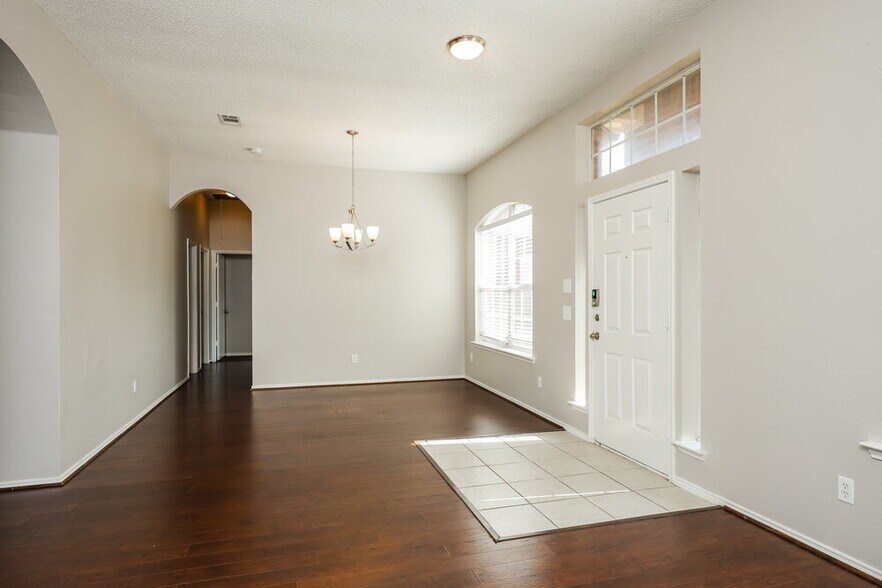 Building Photo - 2133 Acorn Grove