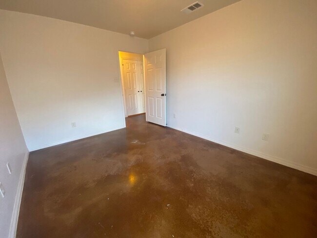 Building Photo - 504 Karey Dr