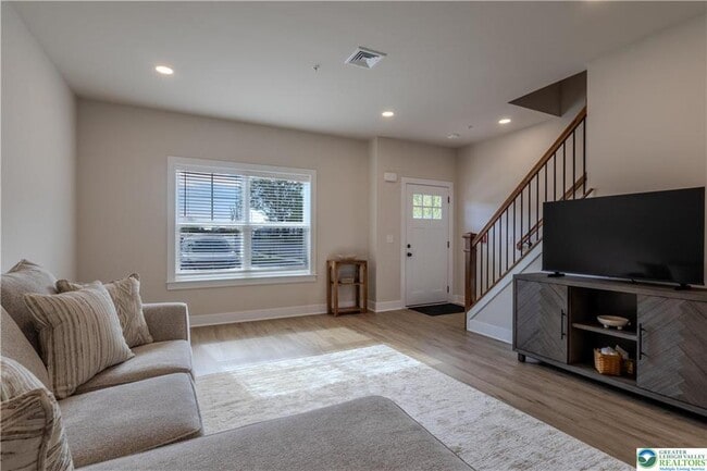 Building Photo - 1411 Greenview Dr