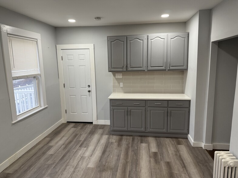 Building Photo - 16 Astoria St