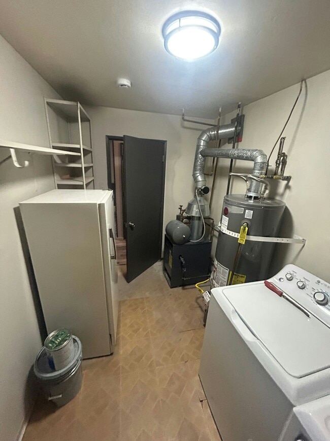 Building Photo - 2011 Salem Ct