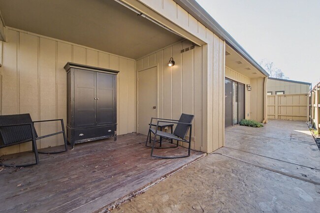 Building Photo - Stylish 2-Bed, 2-Bath Home with Generous Den in The Meadows