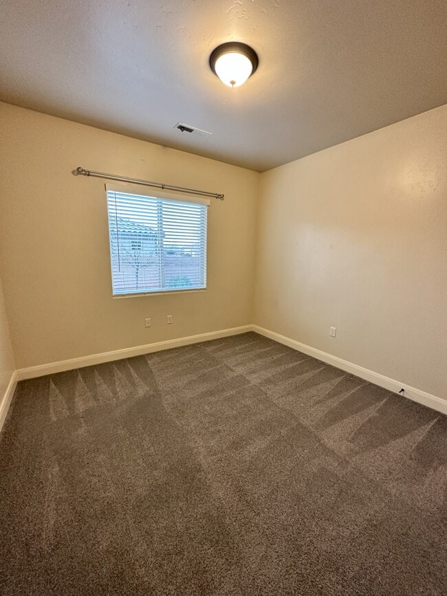 Building Photo - 1038 E Stable Way