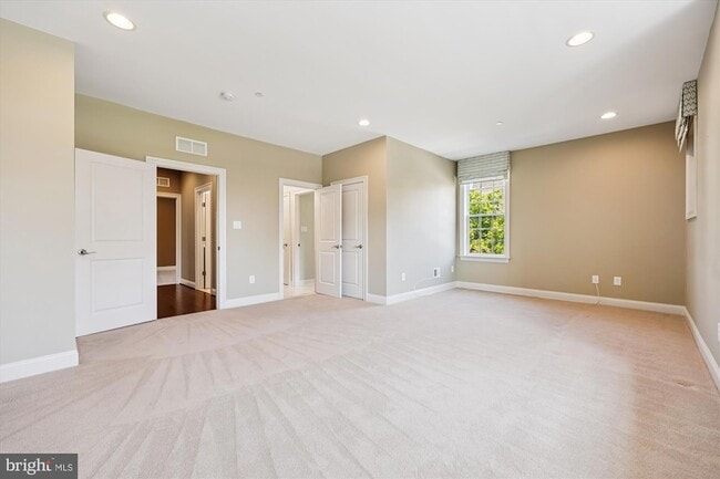 Building Photo - 448 Salk Cir