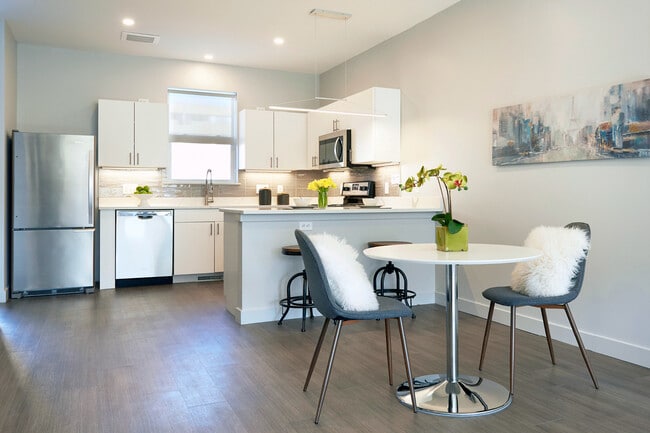 Building Photo - VIDA Apartments and Townhomes