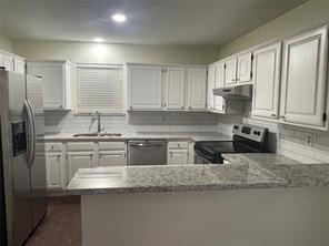 Building Photo - 5412 Village Green Dr