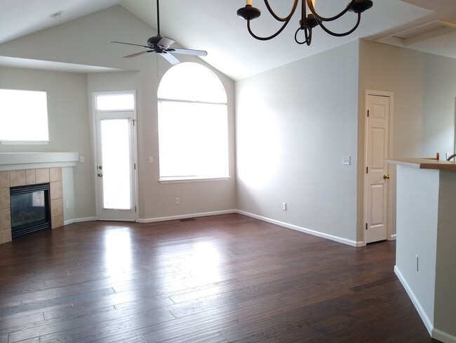 Building Photo - Stunning Highlands Ranch Townhome