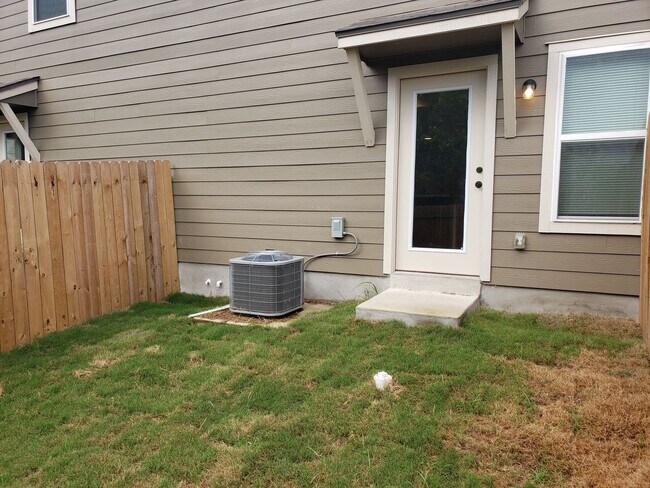 Building Photo - Town home for rent