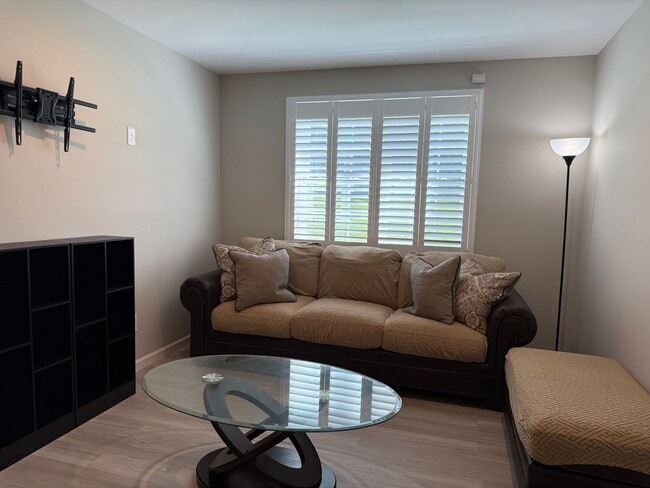 Building Photo - Fully Furnished 3 Bedroom, 2 Bath Home wit...