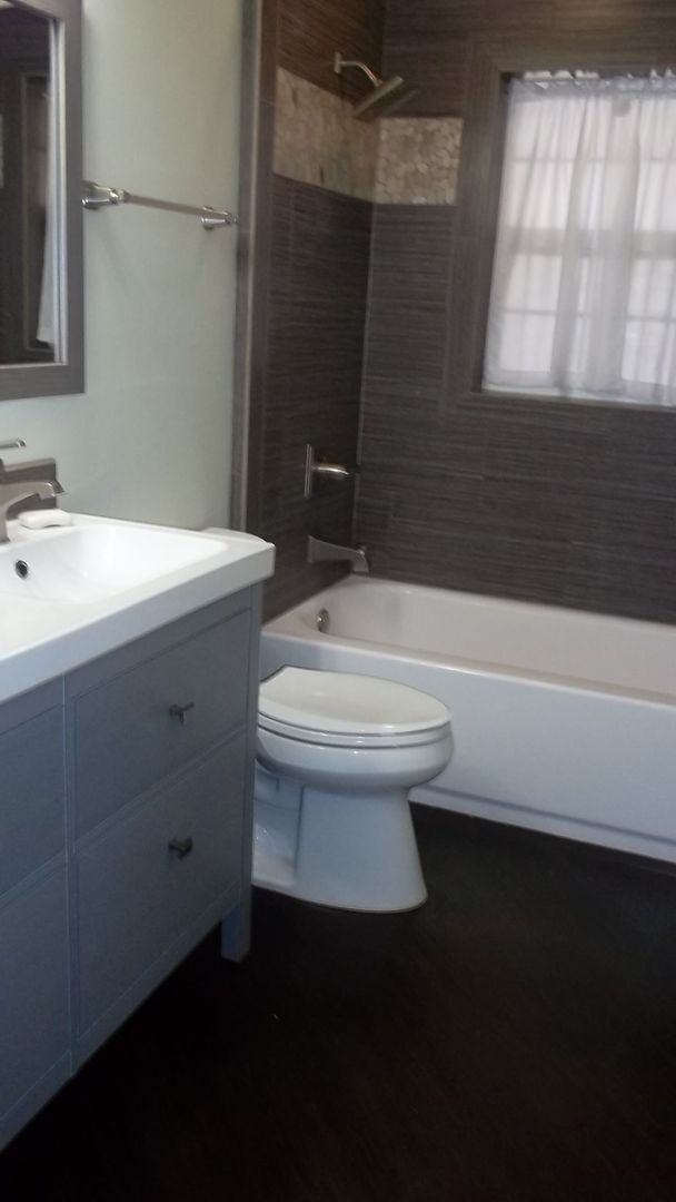 Building Photo - Charming Home With Many Upgrades