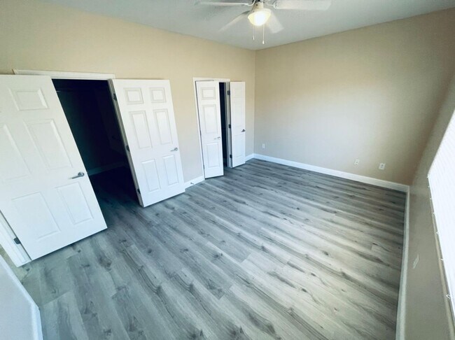Building Photo - Charming 3 Bedroom in 55+ Solera, Laminate...
