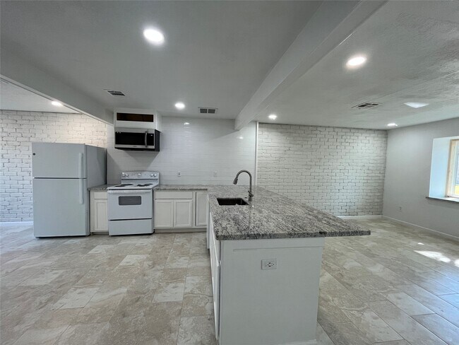 Building Photo - 12829 High Star Dr