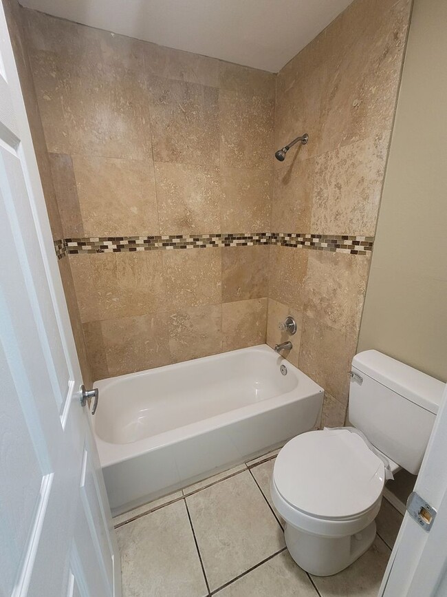 Building Photo - Single-Story 1-Bedroom Condo in a Highland...
