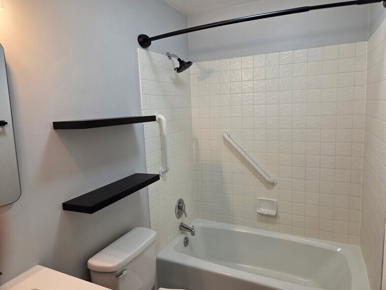 Hall bath (full) - 1802 Edmund Ave NE
