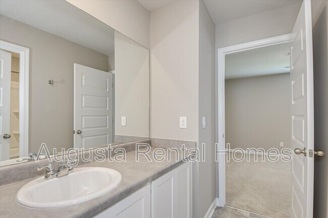 Building Photo - 560 Post Oak Ln