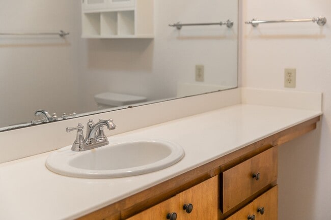 Building Photo - 2 Bedroom 2 Bath Condo in Pacific Grove