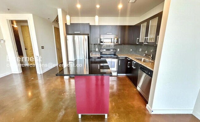 Building Photo - Modern 1-Bedroom Condo with City Views in Prime Nashville Location / Available Now!