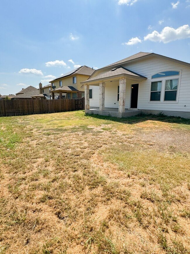 Building Photo - Perfect location! 4/2 home!