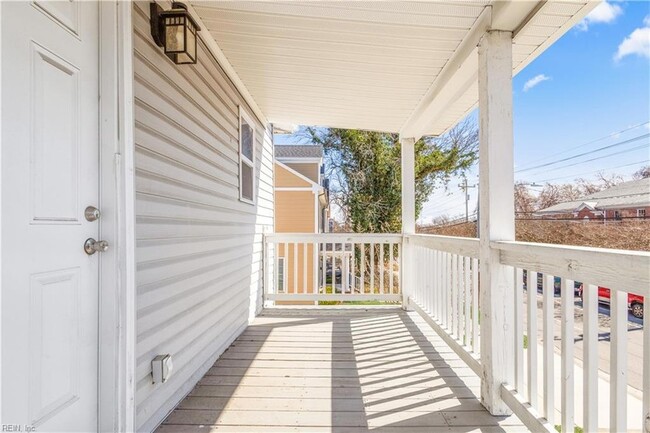 Building Photo - 926 W 26th St