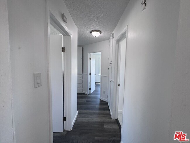 Building Photo - 858 W 88th St
