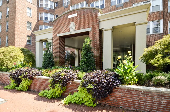 Building Photo - Spacious efficiency right in between Dupon...
