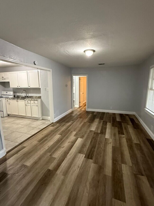 Building Photo - Fully Renovated 2/1 + Bonus Room Single Family Available Now!