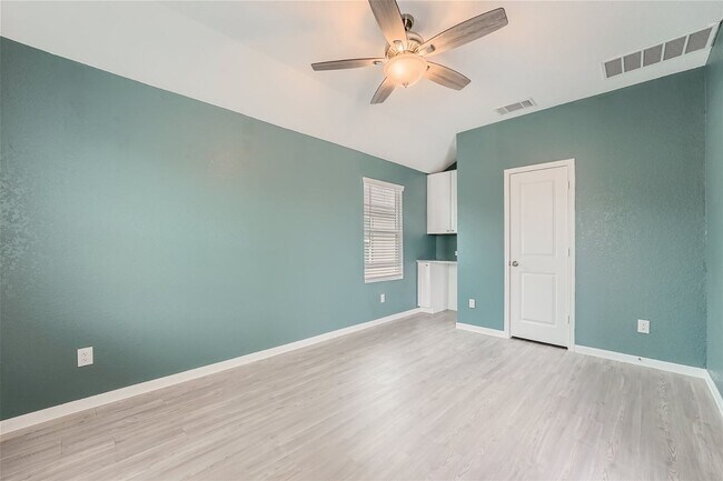 Building Photo - 3 bedrooms with 3.5 bathrooms! BONUS ROOM ...