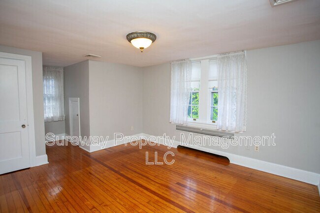 Building Photo - 319 N Newton Lake Dr