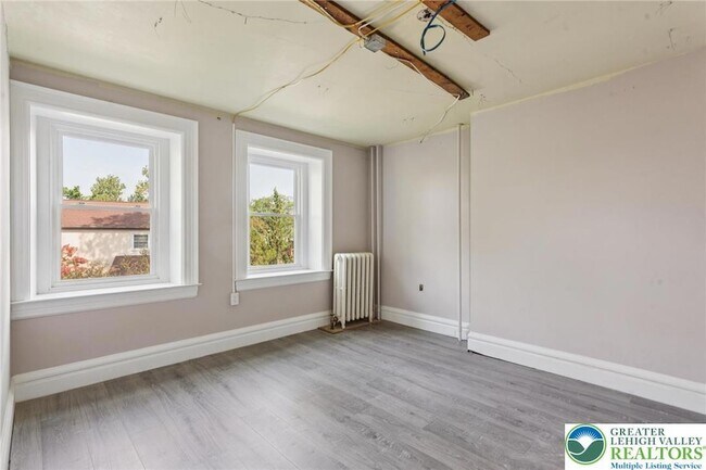 Building Photo - 313 Edgewood Dr