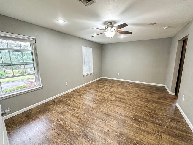 Building Photo - 4 Bedroom, 2 Bathroom Home in Woodway, TX!