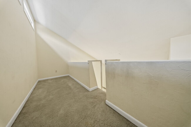 Building Photo - Spacious 2 bedroom townhouse with an additional loft located near TCC!
