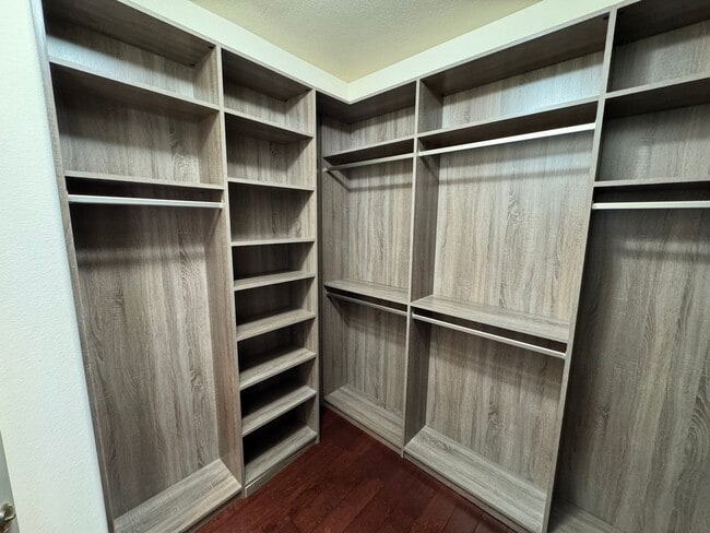 Building Photo - 5 Bedroom Luxury home