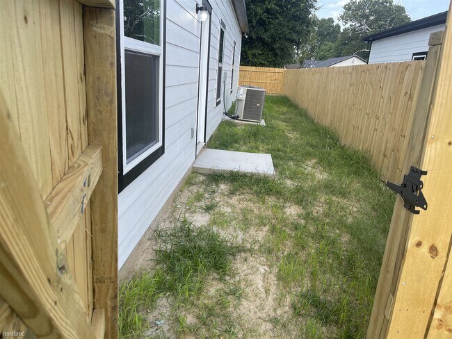 Building Photo - 3 br, 2 bath Duplex - 8408 Prairie View Dr...