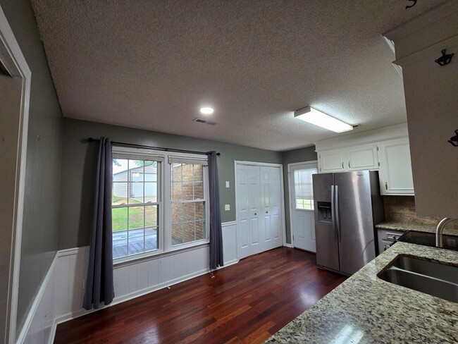 Building Photo - 805 Club Ln
