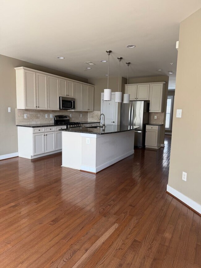 Building Photo - 4 LEVEL TOWNHOUSE WITH 2 CAR GARAGE, WALKING DISTANCE TO DOWNTOWN CROWN