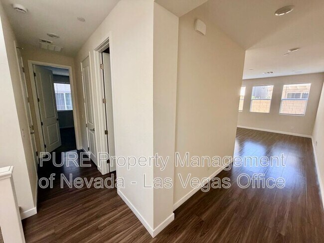 Building Photo - 10661 Valletta Ave