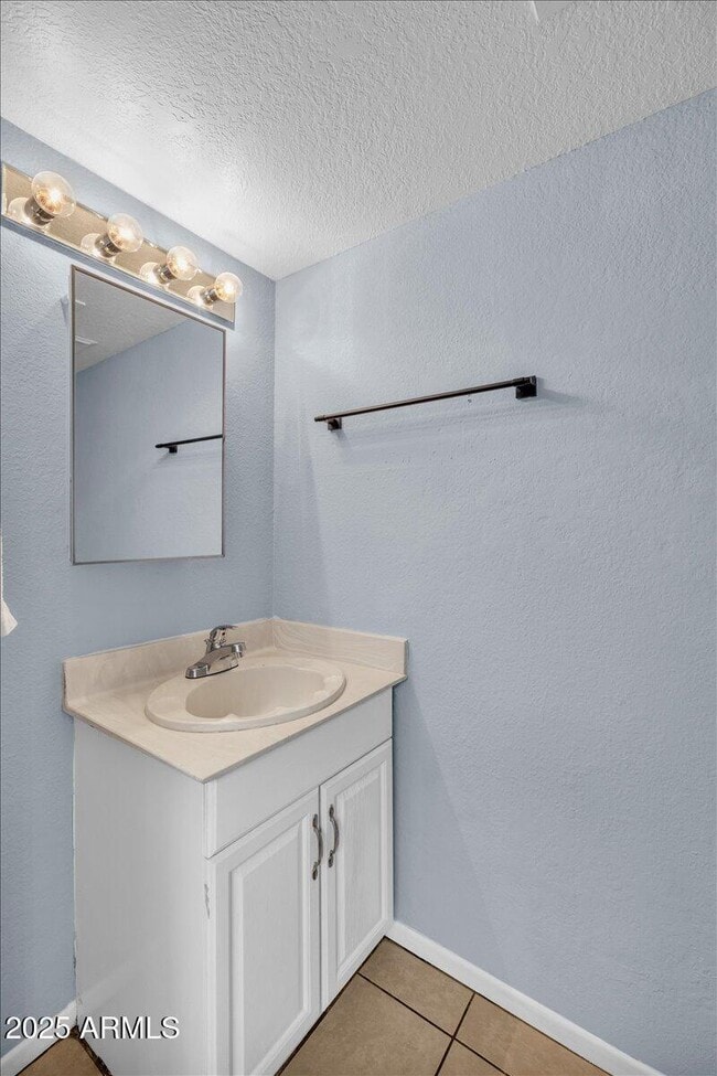 Building Photo - 2437 E Tracy Ln