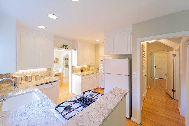 Building Photo - Enchanting Portland Heights 5BD House: You...