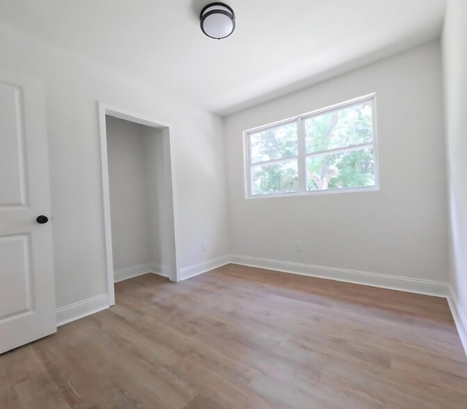 Building Photo - 718 E Montclair Rd