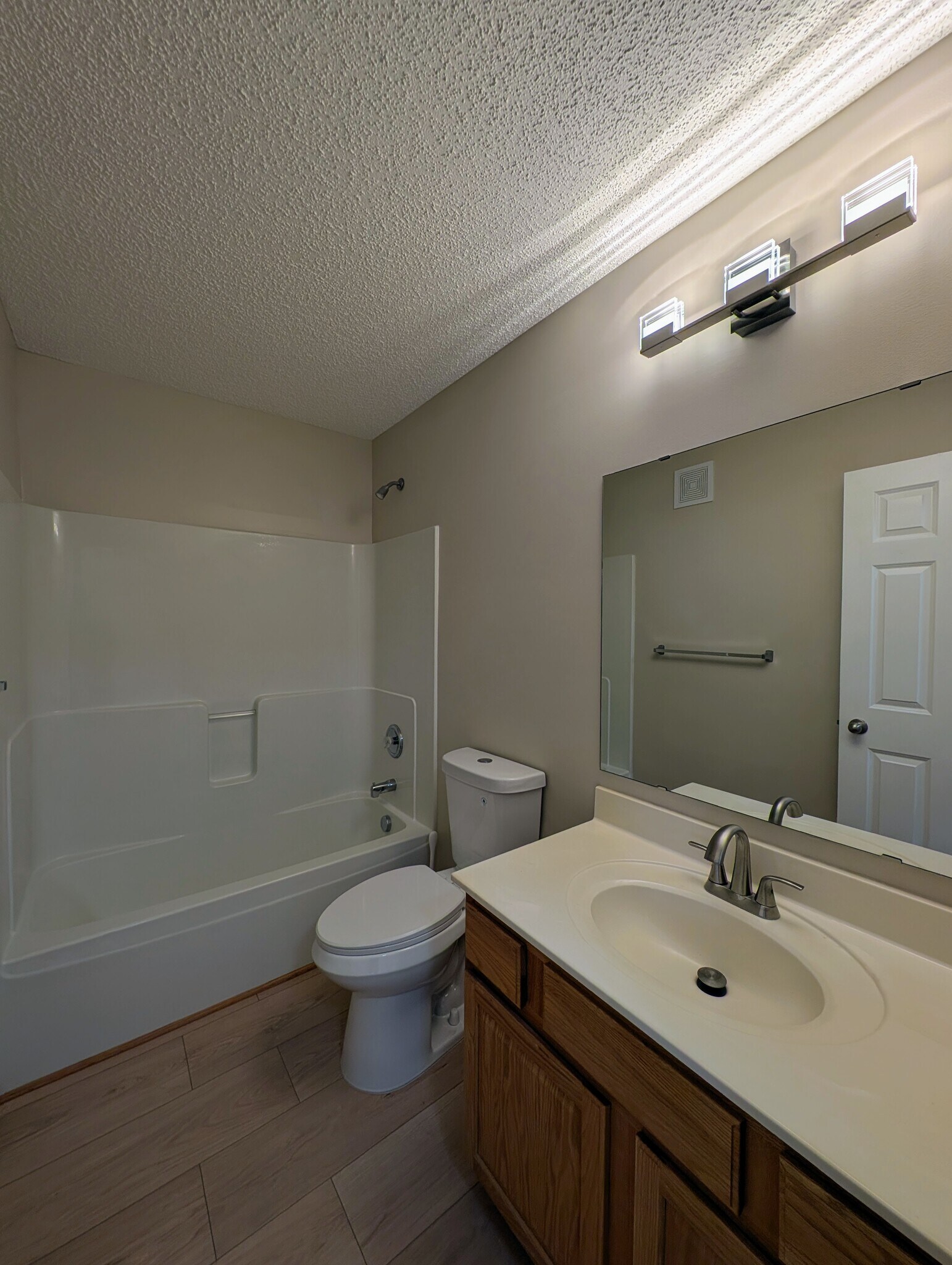 Building Photo - 594 Sutherland Dr