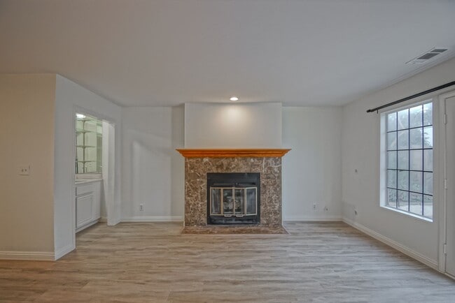 Building Photo - Newly Updated, Detached Rear Townhome w/ S...