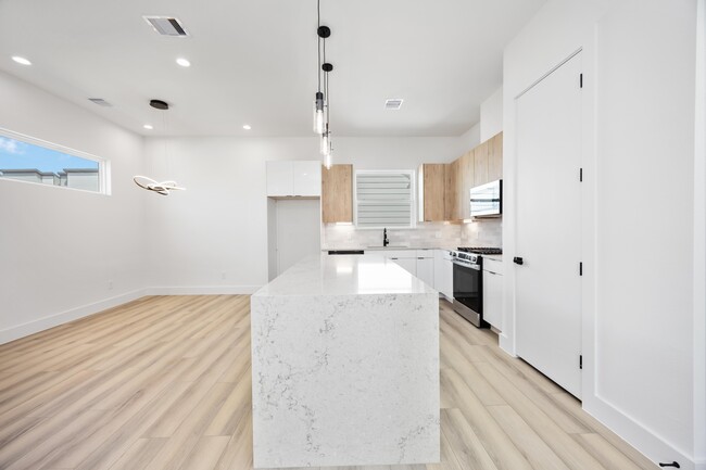 Building Photo - 6737 Peerless St