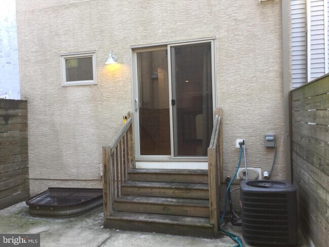 Building Photo - 2550 Salmon St