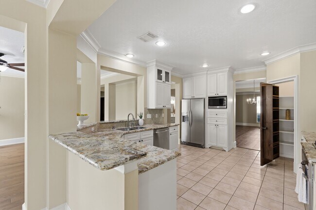 Building Photo - 10138 Bayou Manor Ln