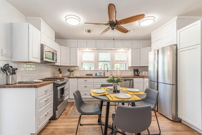 Building Photo - 409 Aero Ave