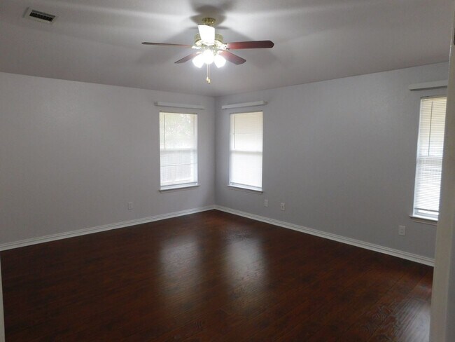 Building Photo - 1301 Leah Ln