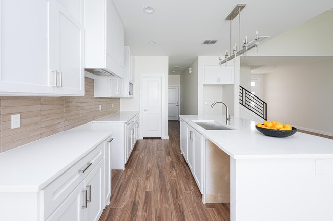 Building Photo - 7525 Cresta Bella St