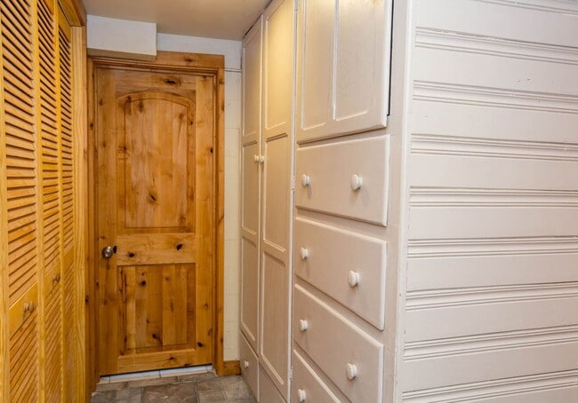 Building Photo - 4 bed/ 3 bath University Rental House ($3,...