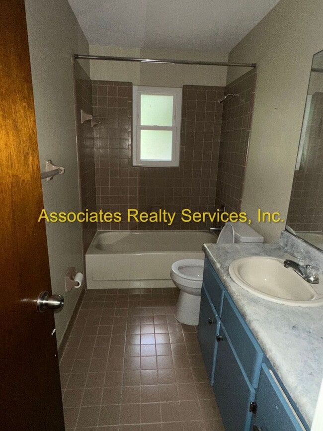 Building Photo - Westchester Manor 3br/ 2ba wonderful SW location!