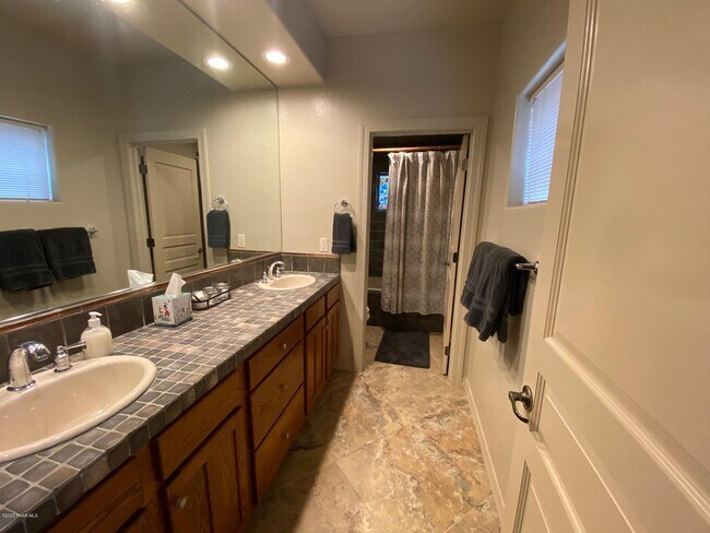 Building Photo - 671 Crosscreek Dr